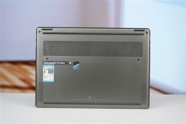 全金属机身、轻至1.32kg！微星尊爵14 AI+ 2026笔记本图赏