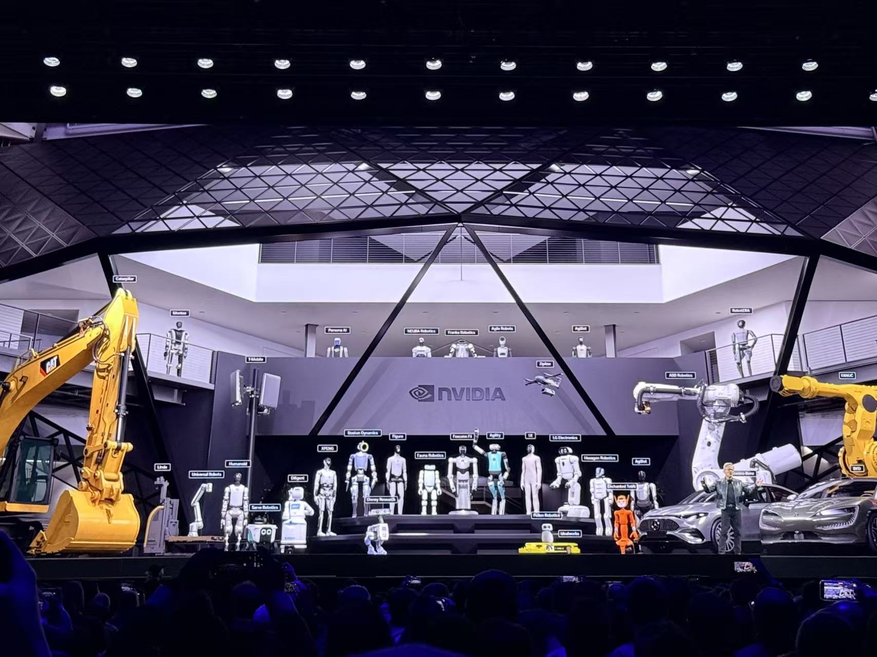 到明年赚它1万亿美元！黄仁勋撂狠话，英伟达龙虾轰动全场，Groq新芯片首发