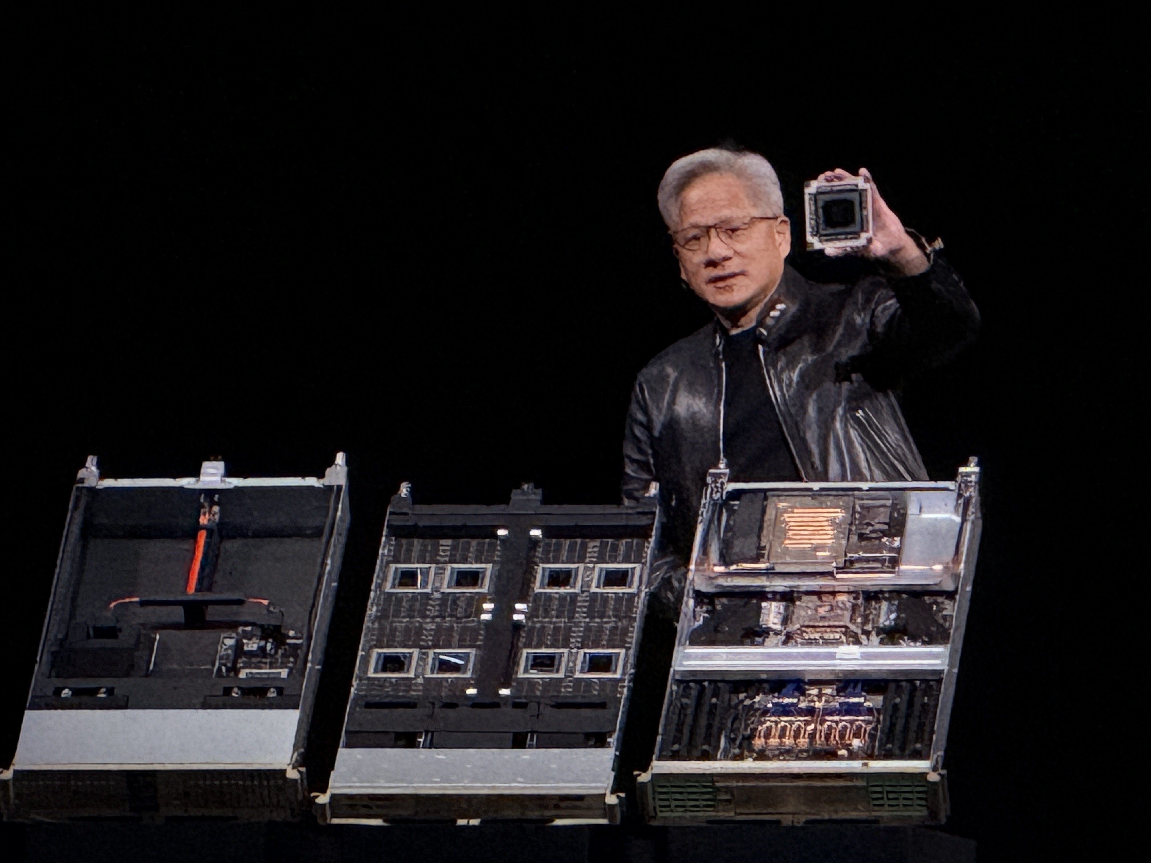 到明年赚它1万亿美元！黄仁勋撂狠话，英伟达龙虾轰动全场，Groq新芯片首发