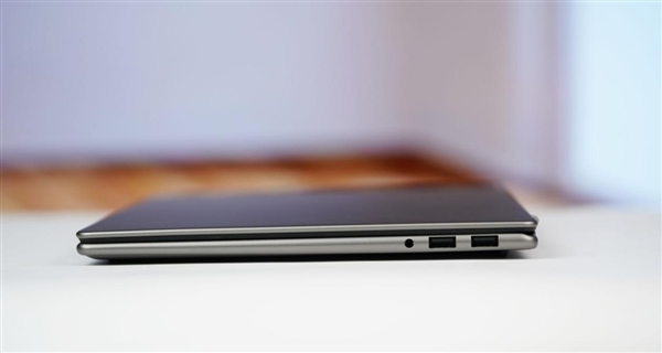 全金属机身、轻至1.32kg！微星尊爵14 AI+ 2026笔记本图赏