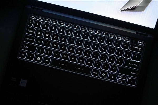 全金属机身、轻至1.32kg！微星尊爵14 AI+ 2026笔记本图赏