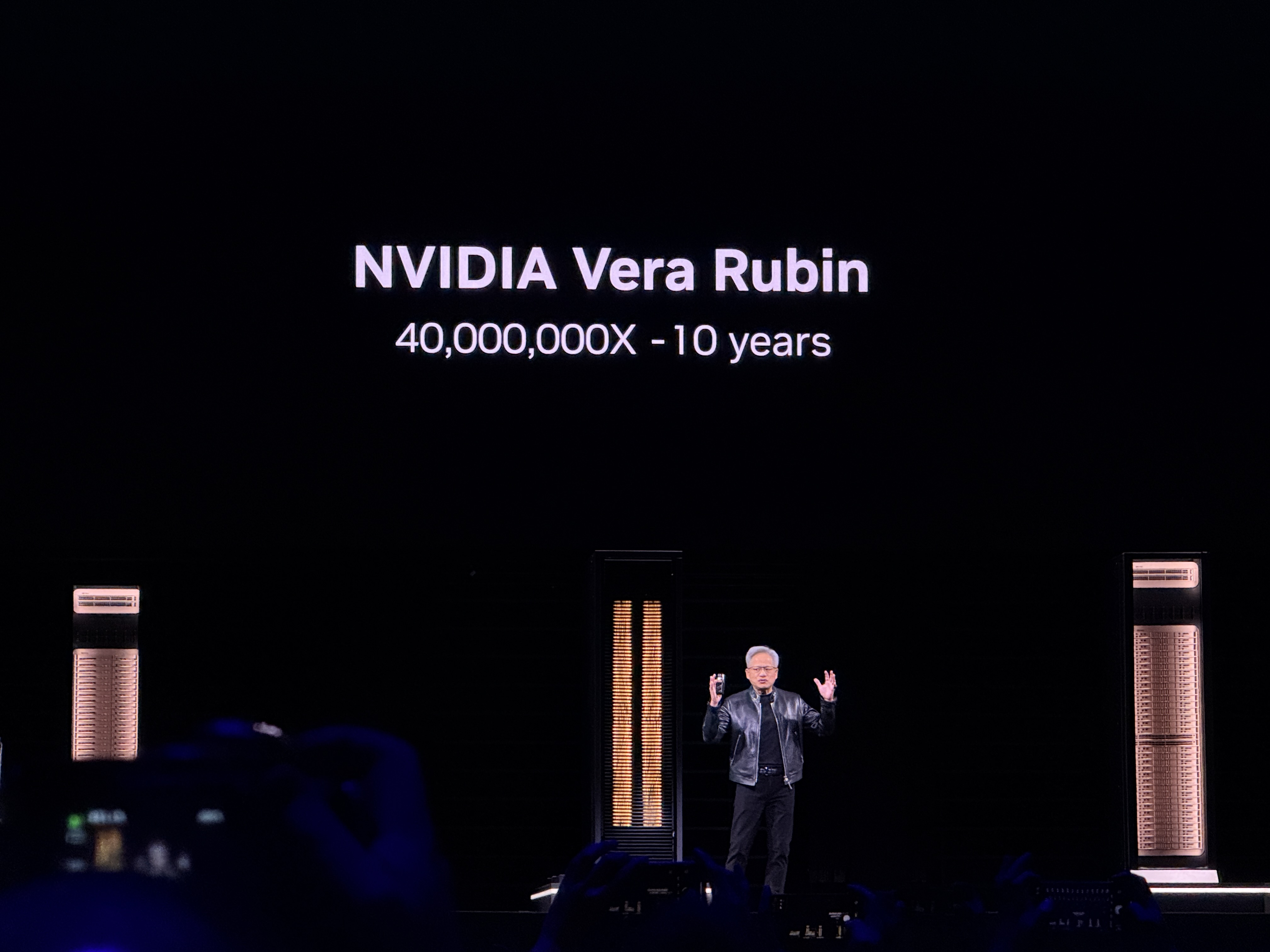 到明年赚它1万亿美元！黄仁勋撂狠话，英伟达龙虾轰动全场，Groq新芯片首发