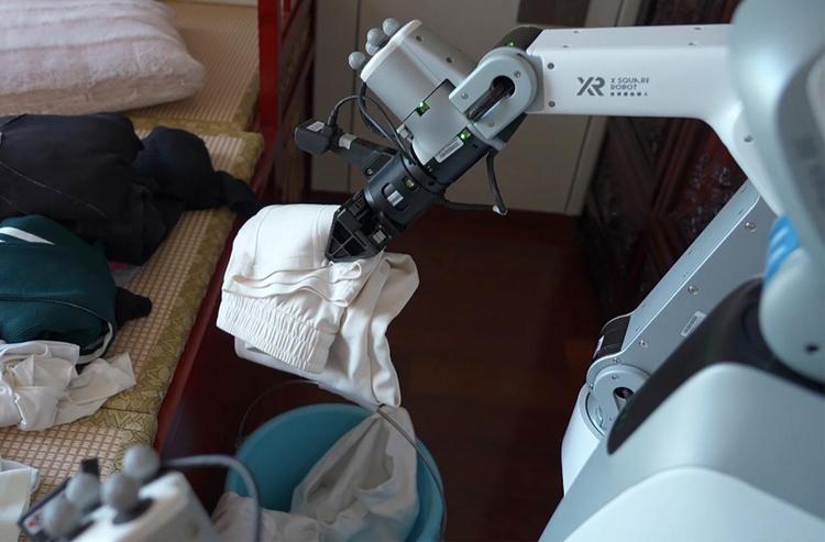 自变量机器人在深圳市民家中干活