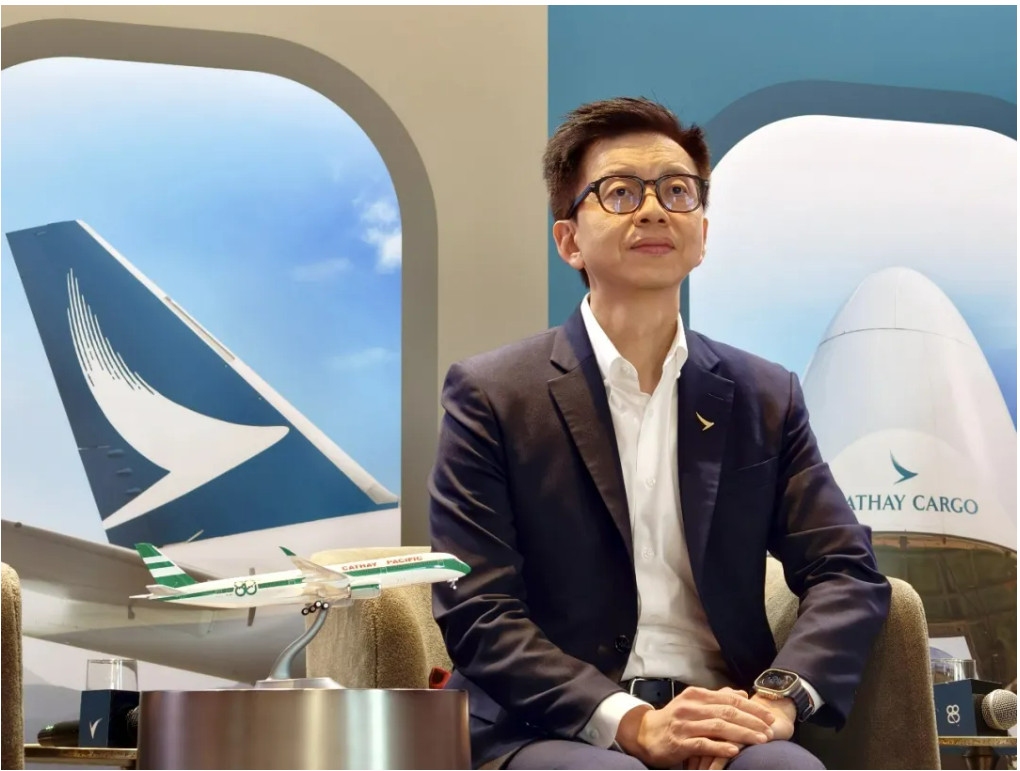 国泰的“双牌”棋局：”全服务型”与”轻盈型”的市场战略