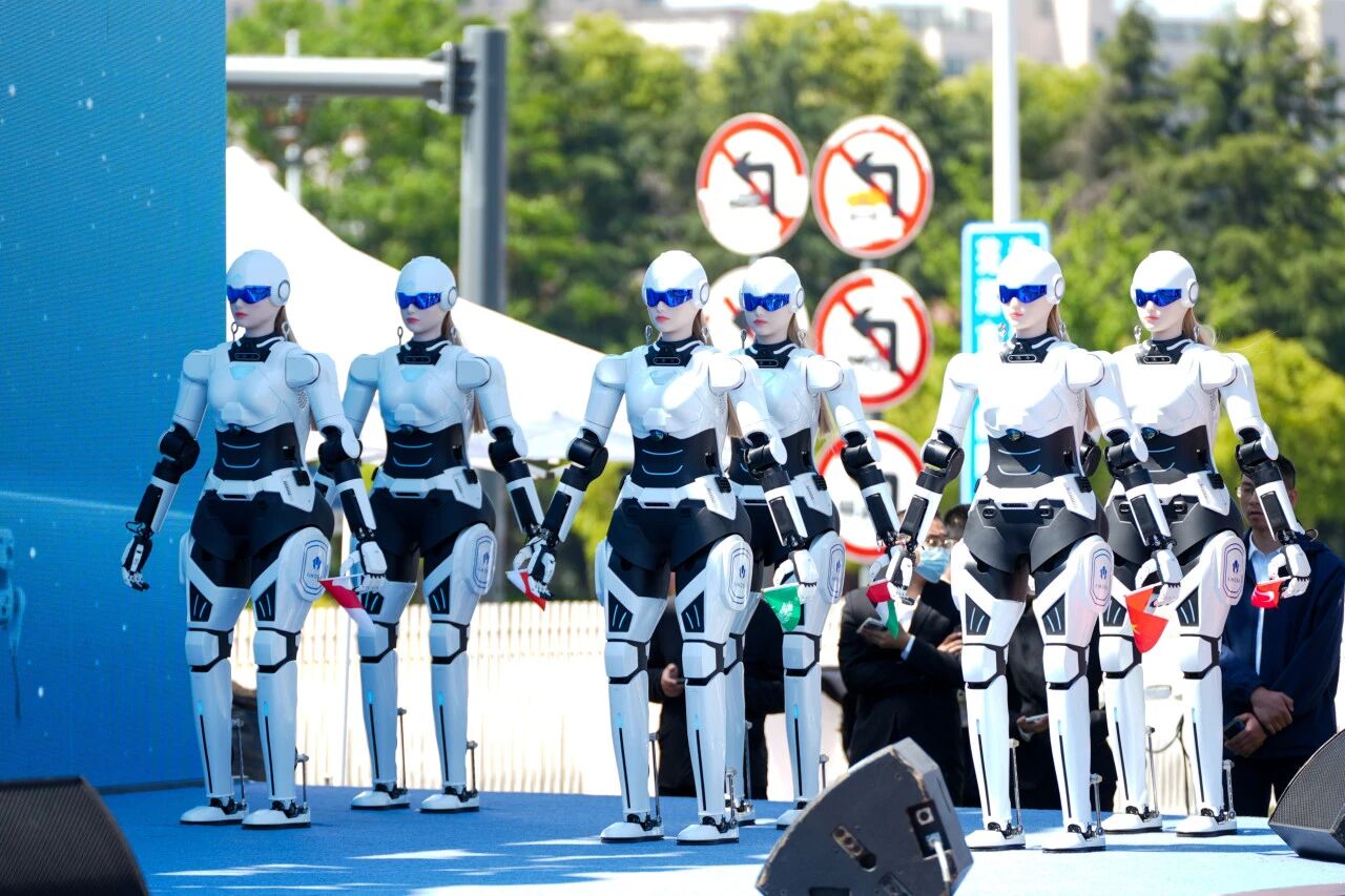 车轮之后，铁人出征：他们集体“下海”机器人