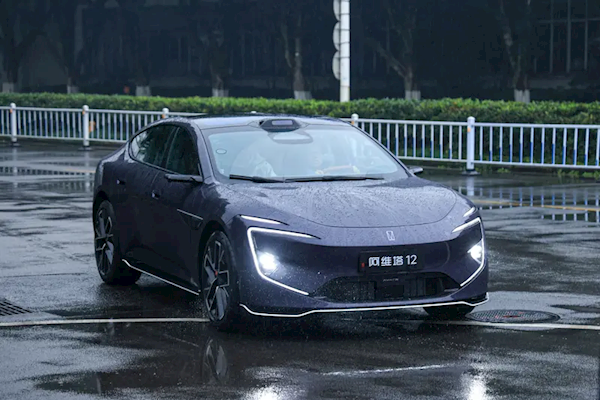 500万级法拉利同款动力！阿维塔12三电机版马力近千匹 零百加速2.71秒