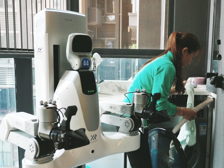 自变量机器人与58到家保洁员协同作业