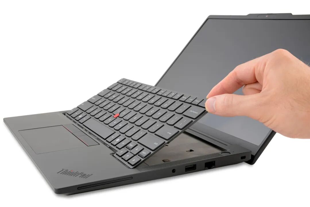 技术人员轻松地从新款 ThinkPad T14 笔记本电脑中拆下了键盘。