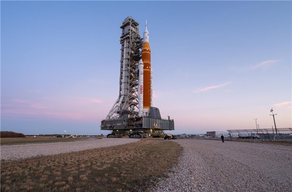 美国人要重返月球！阿耳忒弥斯2号绕月火箭就位：瞄准4月1日发射