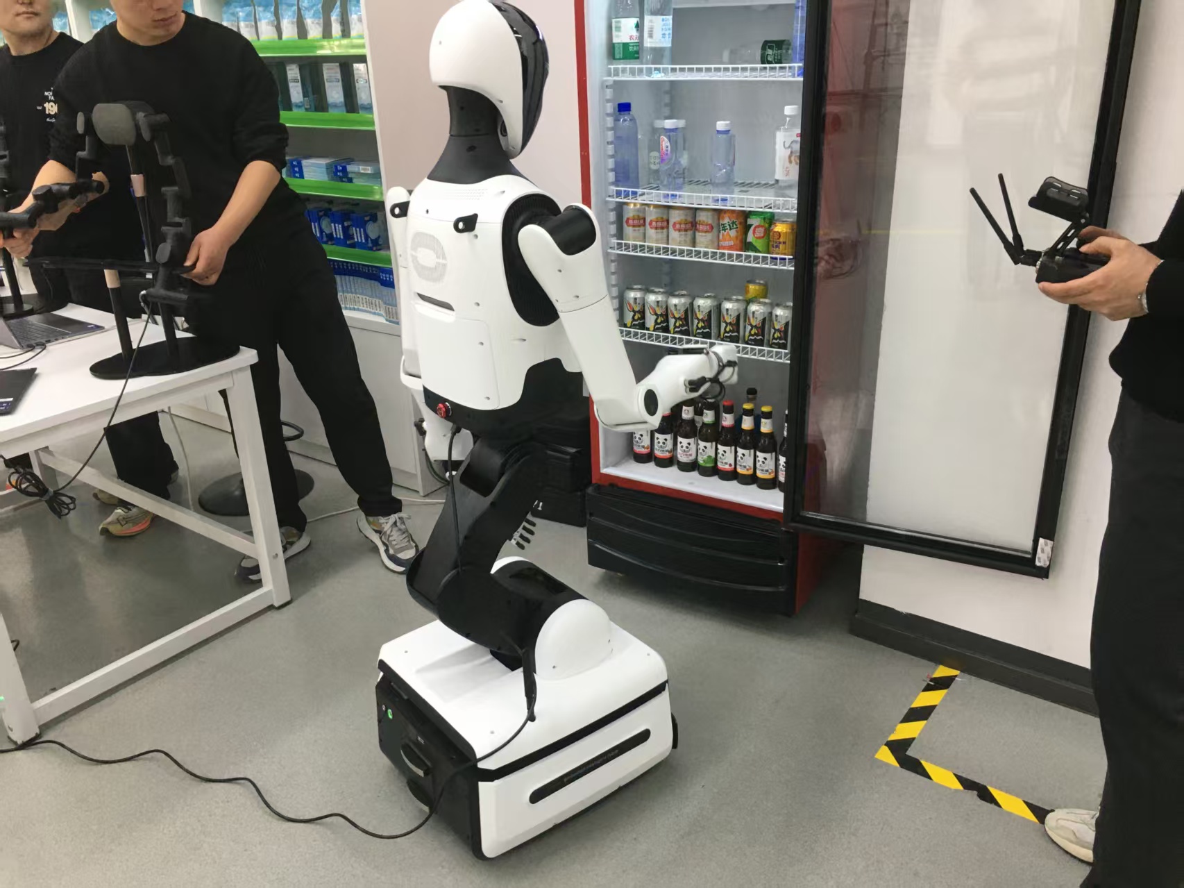 机器人正在将矿泉水从冰箱拿至收银台