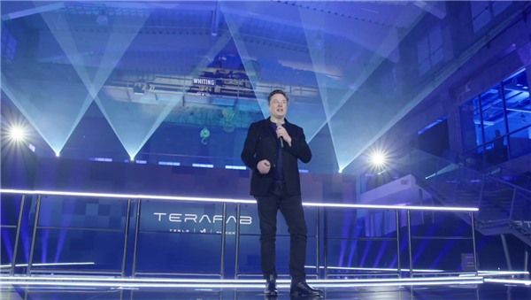 马斯克发布全球最大2nm芯片工厂！年产算力1万亿瓦 美国一年电力都喂不饱 他想了个绝招