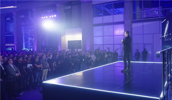 马斯克发布全球最大2nm芯片工厂！年产算力1万亿瓦 美国一年电力都喂不饱 他想了个绝招