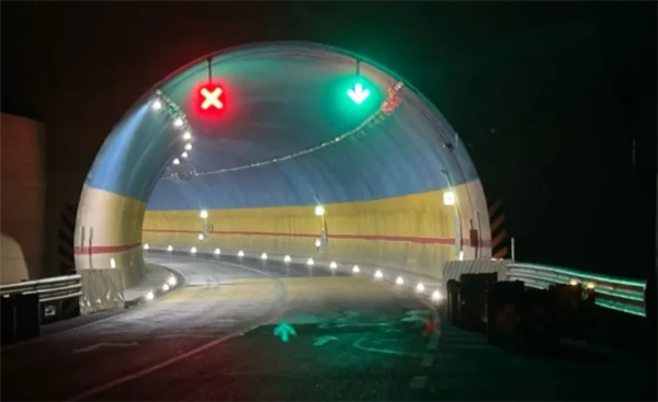 关键时刻能救命！隧道指示灯亮起双红叉 网友：靠边停车切勿进入