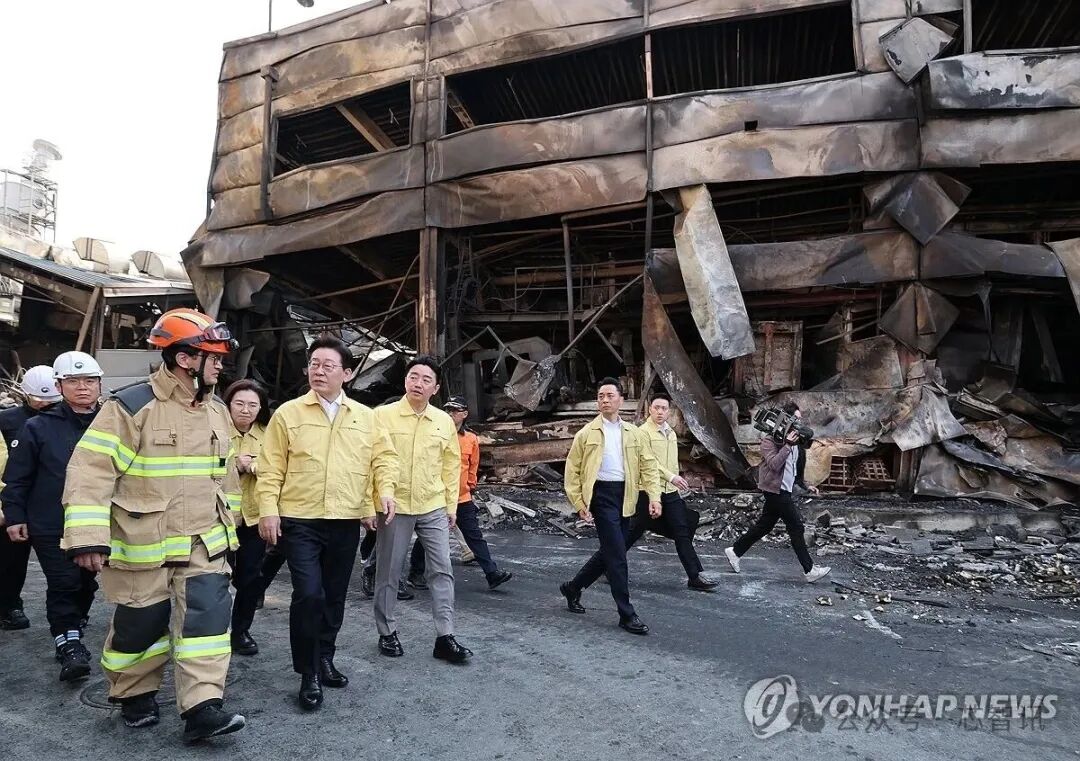 李在明总统视察汽车零部件厂大火现场