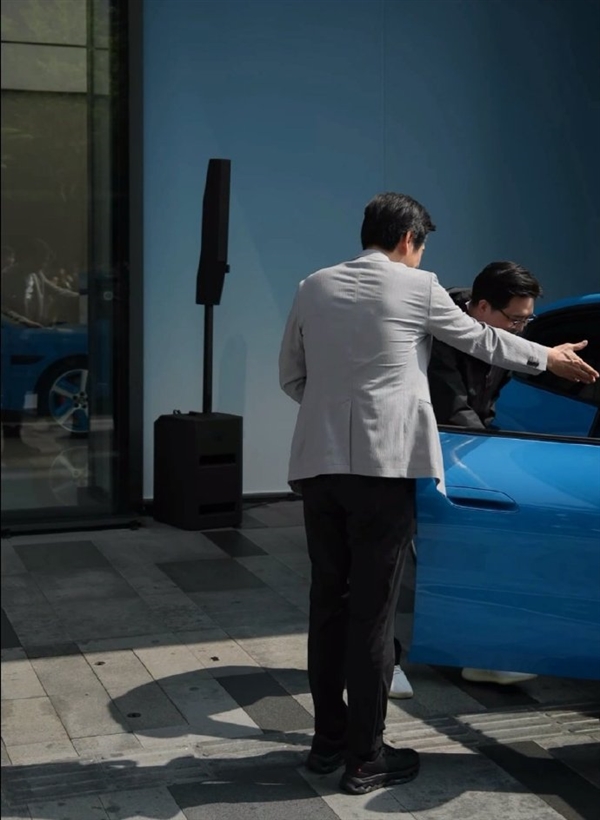 诚意满满！新一代SU7首批交付 雷军亲自弯腰为车主们开门：网友直呼钱花的值