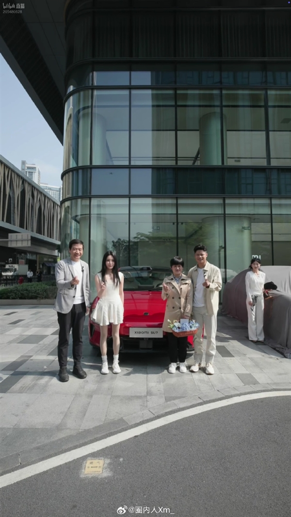 诚意满满！新一代SU7首批交付 雷军亲自弯腰为车主们开门：网友直呼钱花的值