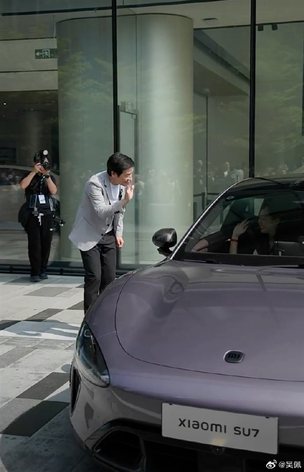 诚意满满！新一代SU7首批交付 雷军亲自弯腰为车主们开门：网友直呼钱花的值