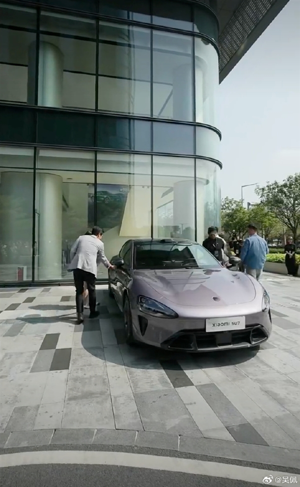 诚意满满！新一代SU7首批交付 雷军亲自弯腰为车主们开门：网友直呼钱花的值