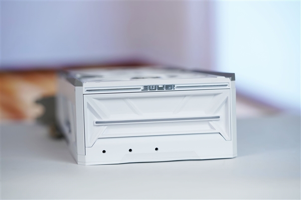 全铝CNC+白火神显卡 七彩虹定制主机图赏