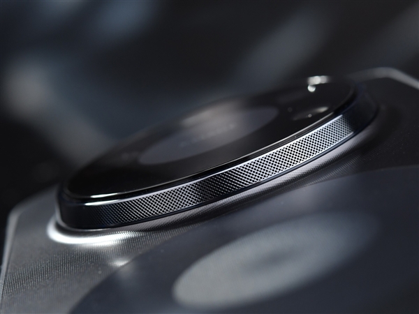 华为Mate 80 Pro Max风驰版上手：独立隐藏散热太巧妙