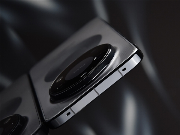 华为Mate 80 Pro Max风驰版上手：独立隐藏散热太巧妙