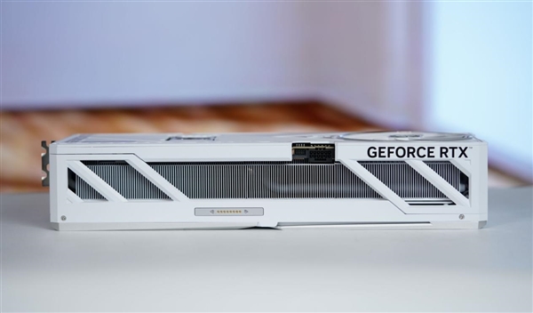 全铝CNC+白火神显卡 七彩虹定制主机图赏