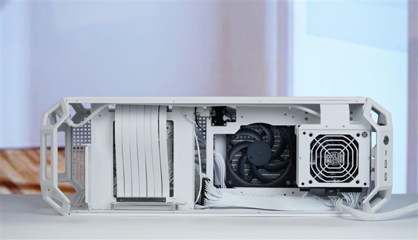 全铝CNC+白火神显卡 七彩虹定制主机图赏