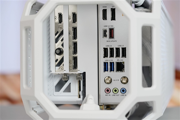 全铝CNC+白火神显卡 七彩虹定制主机图赏