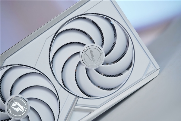 全铝CNC+白火神显卡 七彩虹定制主机图赏