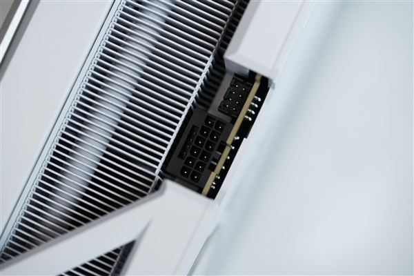 全铝CNC+白火神显卡 七彩虹定制主机图赏