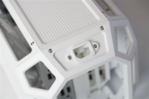 全铝CNC+白火神显卡 七彩虹定制主机图赏