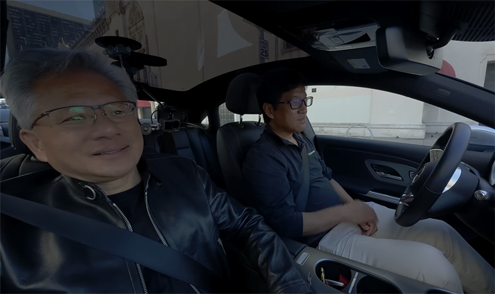 我在硅谷闹市区，体验黄仁勋同款L2++自动驾驶