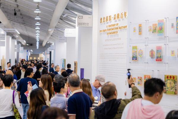 金沙中国于香港年度国际艺术盛会“艺术中环”（Art Central）设立的“金沙艺廊”展区周二盛大揭幕。
