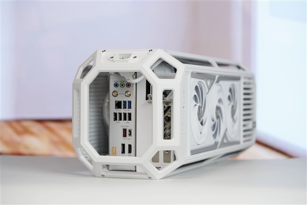 全铝CNC+白火神显卡 七彩虹定制主机图赏