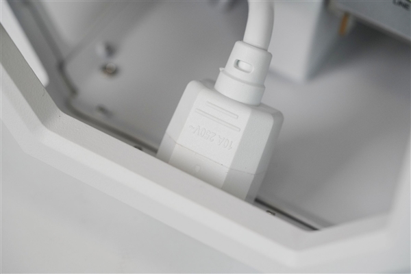 全铝CNC+白火神显卡 七彩虹定制主机图赏