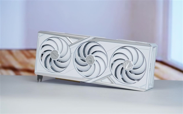 全铝CNC+白火神显卡 七彩虹定制主机图赏