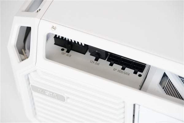 全铝CNC+白火神显卡 七彩虹定制主机图赏