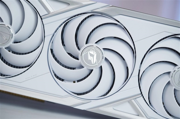 全铝CNC+白火神显卡 七彩虹定制主机图赏