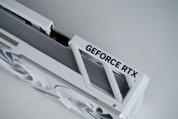 全铝CNC+白火神显卡 七彩虹定制主机图赏