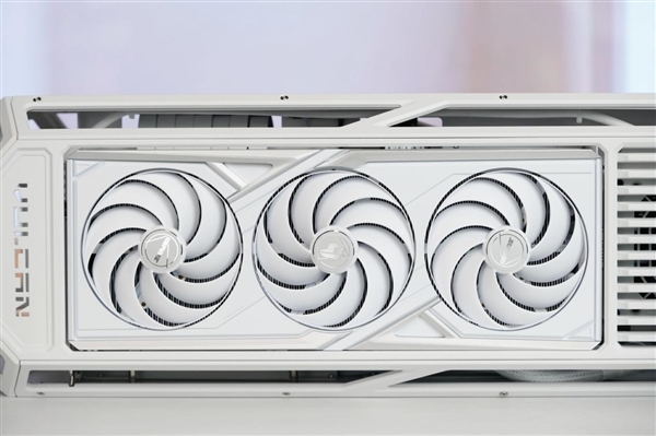 全铝CNC+白火神显卡 七彩虹定制主机图赏