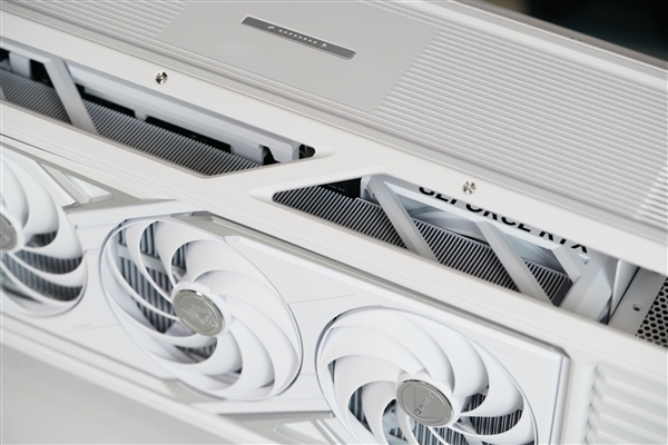 全铝CNC+白火神显卡 七彩虹定制主机图赏