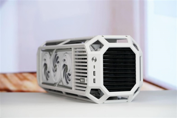 全铝CNC+白火神显卡 七彩虹定制主机图赏