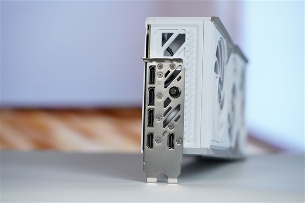 全铝CNC+白火神显卡 七彩虹定制主机图赏