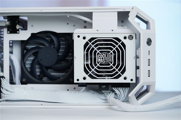 全铝CNC+白火神显卡 七彩虹定制主机图赏