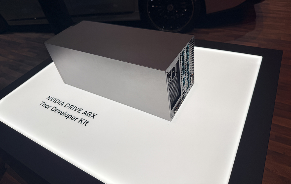 我在硅谷闹市区，体验黄仁勋同款L2++自动驾驶