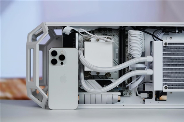 全铝CNC+白火神显卡 七彩虹定制主机图赏