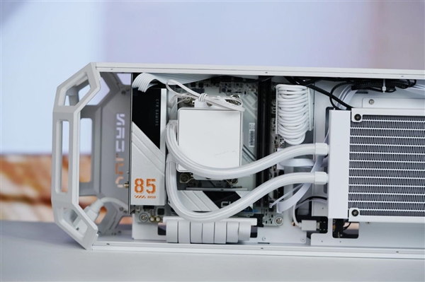 全铝CNC+白火神显卡 七彩虹定制主机图赏