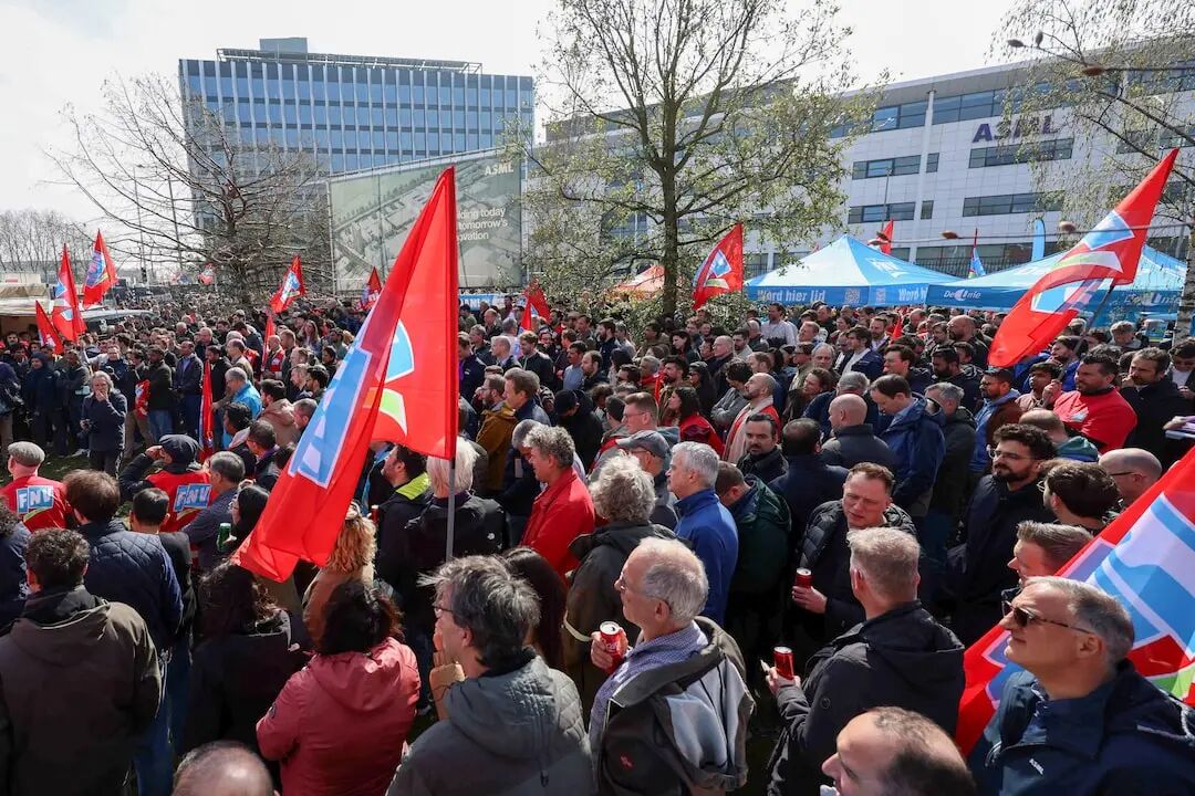 在费尔德霍芬，ASML工人举行罢工，抗议公司裁员计划。