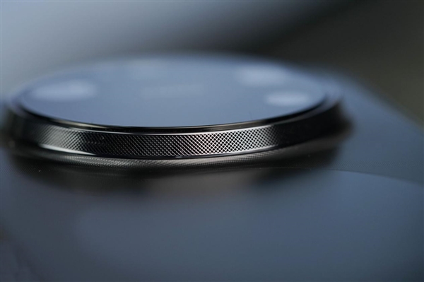 千孔无感出风！华为首款风冷手机Mate80 Pro Max风驰版图赏