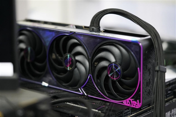 嘻哈涂鸦太吸睛！七彩虹RTX 5070 Ultra OC 12GB图赏